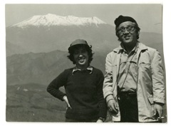 長野県の山荘周辺で木曽御嶽山を背景に長女、久美子さんと（1972年5月）