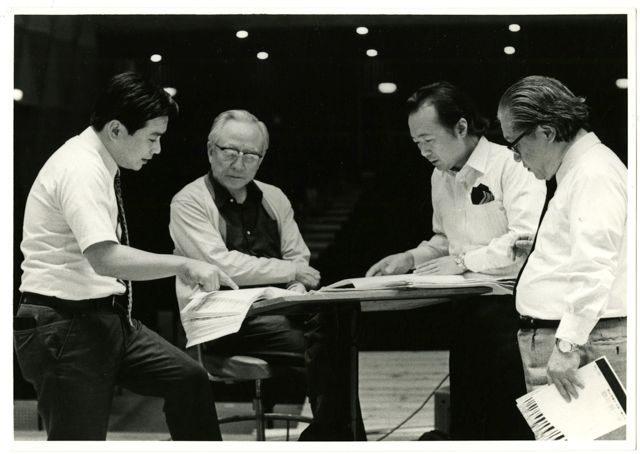 「赤い陣羽織」レコーディング風景、左から佐藤方紀(東芝EMI)、朝比奈隆、松尾昌美、大栗裕（1973年）