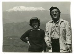 長野県の山荘周辺で木曽御嶽山を背景に長女、久美子さんと(1972年5月)