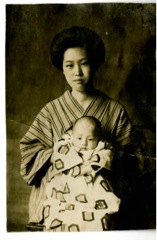 母に抱かれて(1918年頃)