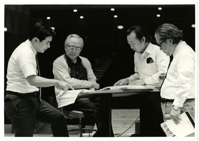 「赤い陣羽織」レコーディング風景、左から佐藤方紀(東芝EMI)、朝比奈隆、松尾昌美、大栗裕(1973年)